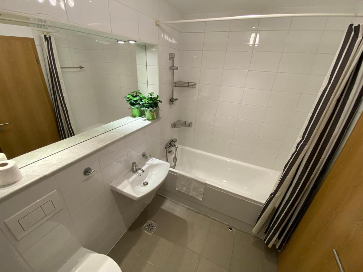 Green Apartment 214 With Private Parking Bukarest Kültér fotó