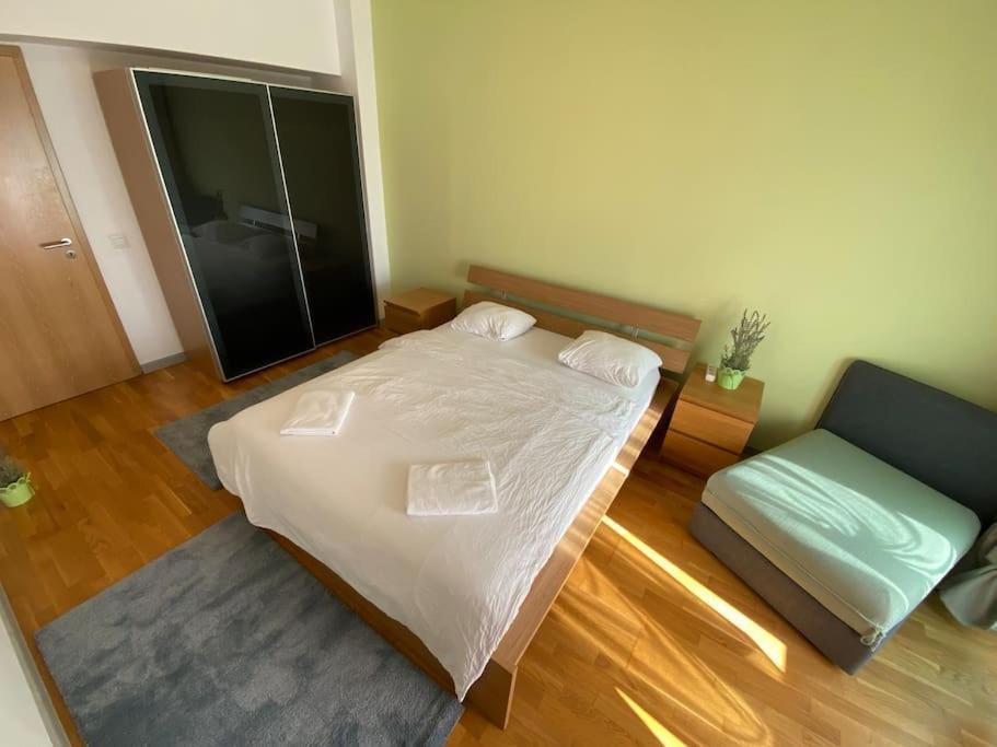 Green Apartment 214 With Private Parking Bukarest Kültér fotó