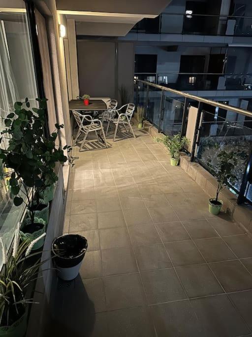 Green Apartment 214 With Private Parking Bukarest Kültér fotó