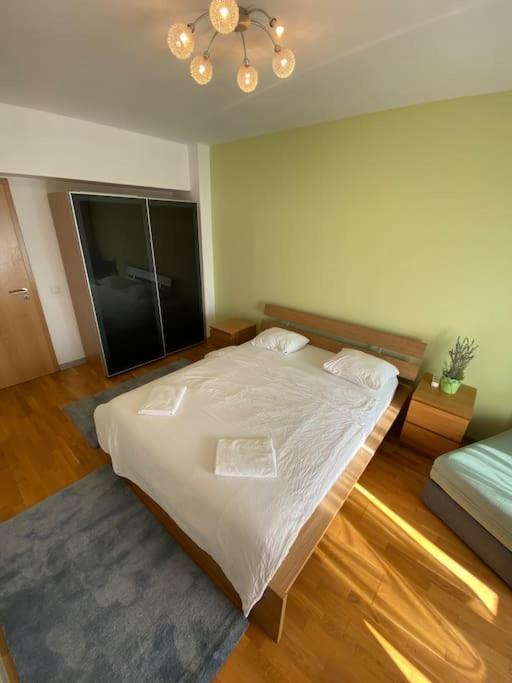 Green Apartment 214 With Private Parking Bukarest Kültér fotó
